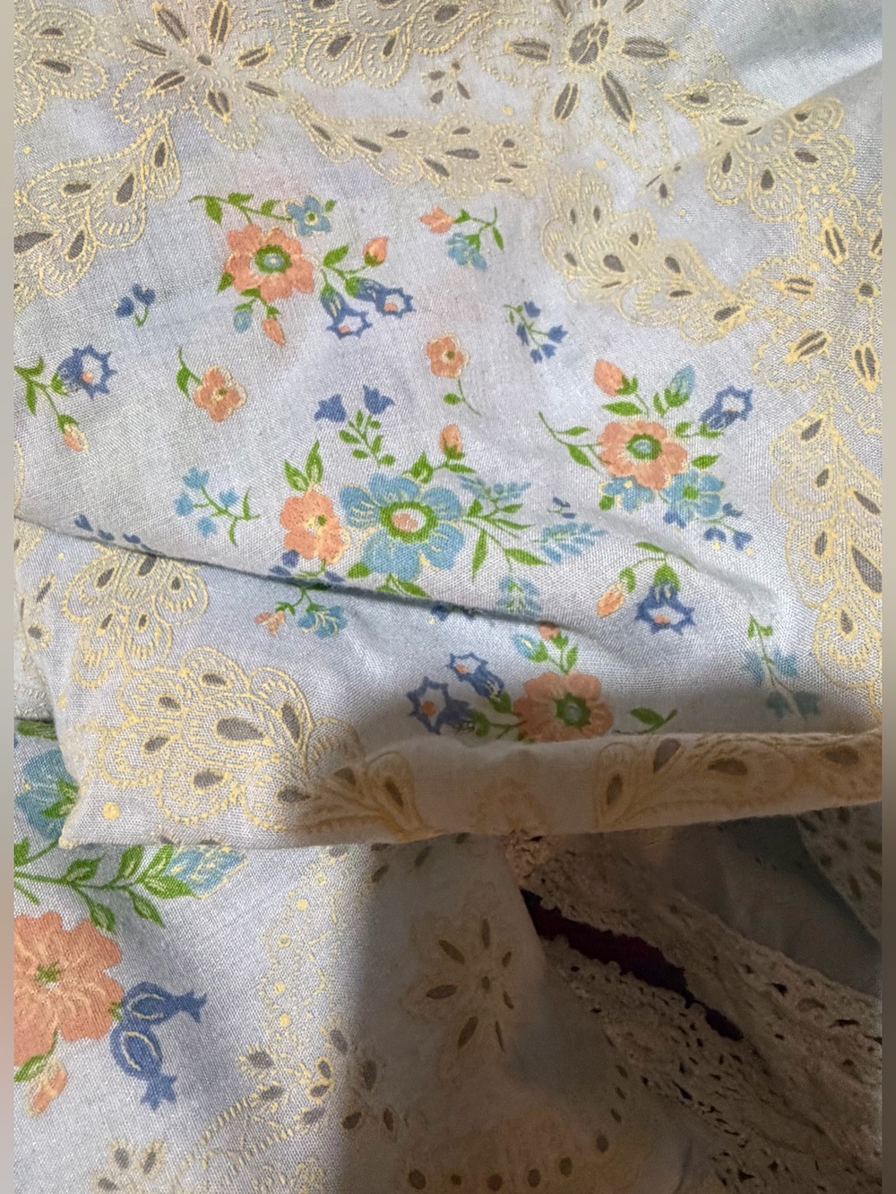 Vintage Floral Tablecloth With Lace Pattern - Picture 7 of 8